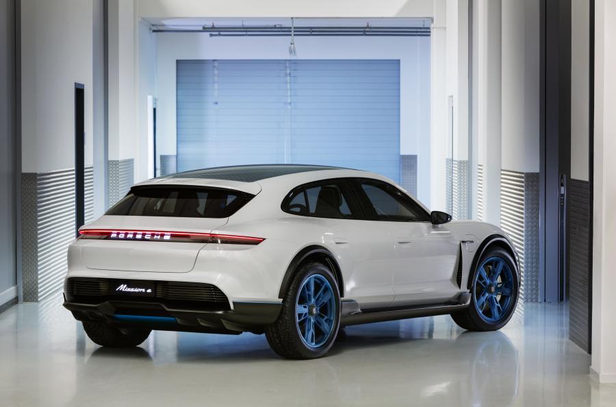  Porsche Mission E Cross Turismo 2018 года  (фото 9 из 66)